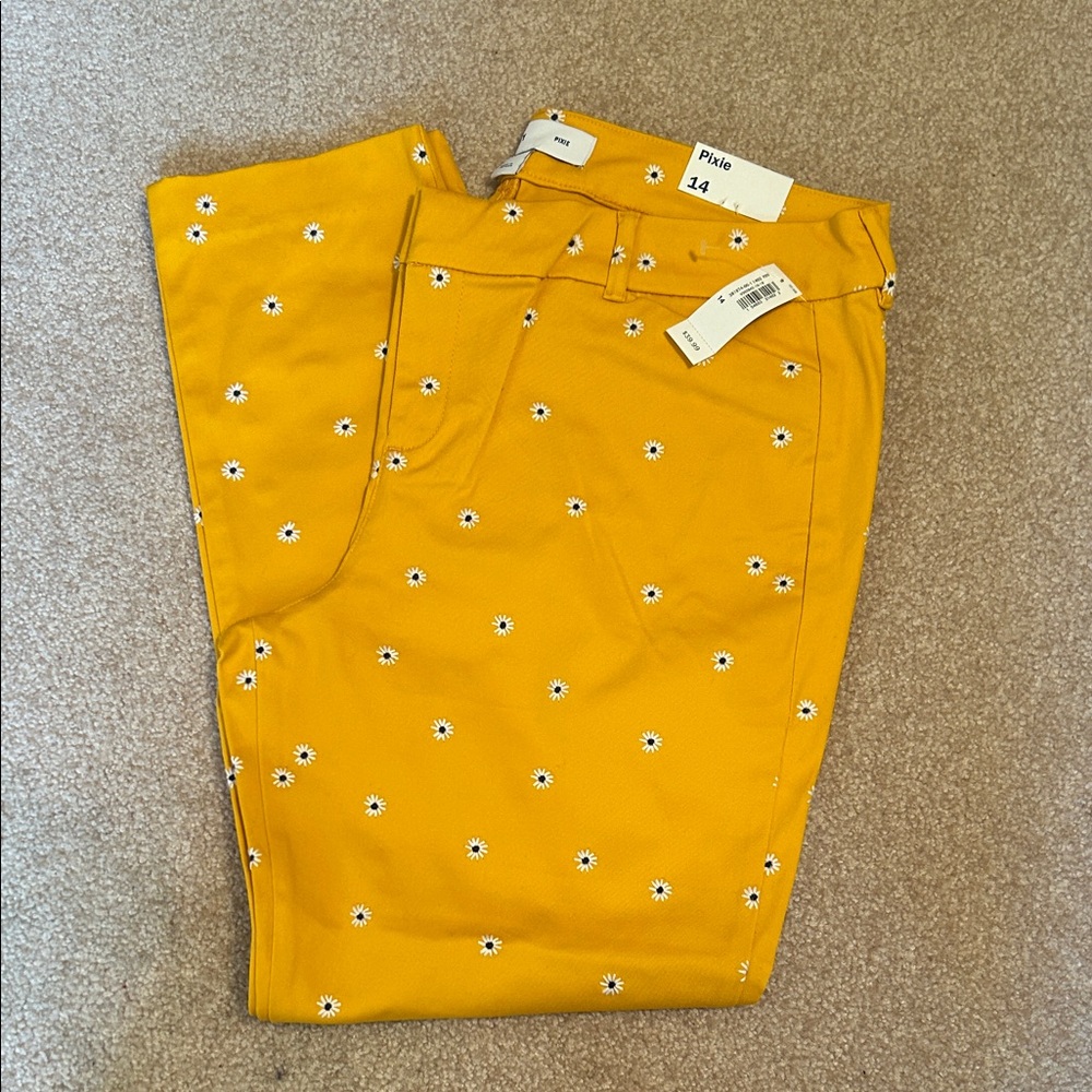 NWT Old Navy Pixie Pants. Yellow with White Daisies